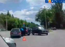 На видео попала наглая автоледи, которая пыталась объехать ДТП в Волжском по "встречке"