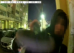 Хотели погреться: в Волжском нашли подростков, разбивших домофон самокатом