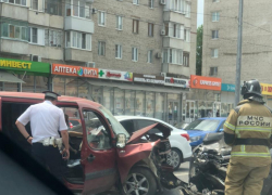 Иномарки врезались друг в друга в Волгограде: серьезное ДТП не обошлось без пострадавших 