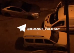В Волжском водитель блокирует проезд скорой помощи: цинизм в 28-м микрорайоне