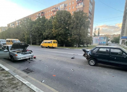 Женщина попала в больницу после столкновения авто в Волжском