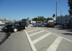 В тройном ДТП у танцующего моста пострадал 61-летний водитель "семерки"