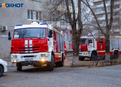 Утро в Волжском началось с пожара: загорелась хозпостройка