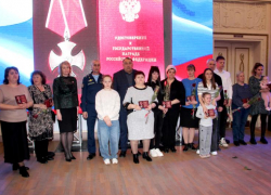 «Подвиг не забыт»: Волжский скорбит и передает Ордена Мужества семьям героев СВО
