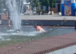 В Волжском мужчина принимал ванну в фонтане 