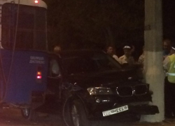 В Волгограде водитель BMW устроил тройное ДТП и влетел в столб