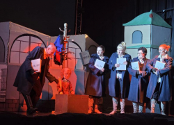 «Арлекин» едет в Красногорск: волжский театр покажет «Шинель» в старинной усадьбе