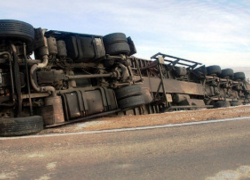 На севере Волгограда перевернулся бензовоз с 20 тоннами солярки
