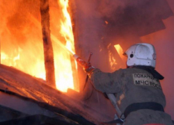 Мужчина и женщина пострадали в горящей квартире в Волжском