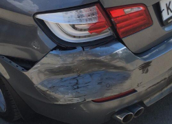 В Волжском ВАЗ врезался в припаркованный БМВ: водитель скрылся 