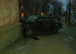 В Камышинском районе водитель «четверки» протаранил жилой дом