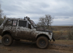 Под Волгоградом любителям экстрима пришлось выкапывать внедорожники из грязи