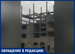 Дети разгуливают на опасном «недострое» в Волжском: видео
