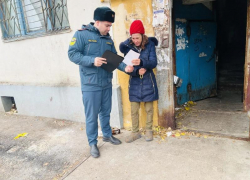 Сотрудники ПДН и МЧС прогулялись по бывшим волжским общежитиям