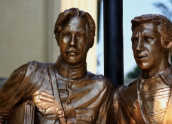 В Волгограде открыли памятник легендарным Жеглову и Шарапову 