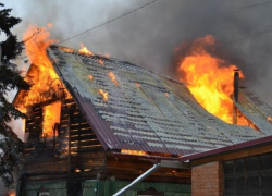 Под Волжским горел частный деревянный  дом