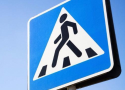 В Волжском водитель на Renault задним ходом сбил пешехода