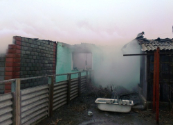 Под завалами сгоревшего дома во Фроловском районе нашли два тела