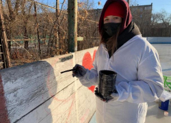 Волонтеры украсили каток в Волжском 