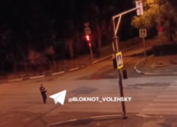 Пьяный мужчина устроил дебош в Волжском, бросаясь на автомобили