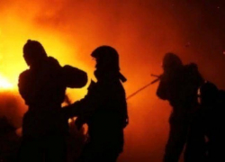 Пожар на мусорной площадке потревожил спящих жителей одного из дворов в Волжском