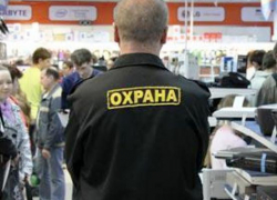 Охранники супермаркета сломали волгоградке челюсть 