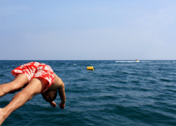 На Центральной набережной Волгограда подросток сломал позвоночник при прыжке в воду