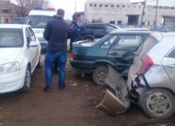 В Волжском яма на дороге стала причиной тройного ДТП