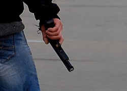 В Волгограде двое неизвестных несколько раз выстрелили в предпринимателя и похитили сейф с деньгами 