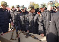 Волжских школьников познакомили с автоматами и пулеметами