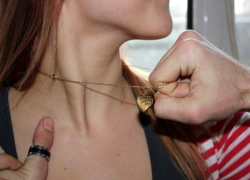 Ночью безработный рецидивист сорвал цепочку с шеи волжанки