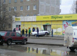 Волжанин на «десятке» въехал в магазин