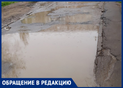 Въезд во двор превращается в настоящее море: волжанин о ямах в Волжском