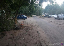 Водителя, снесшего дерево во дворе многоэтажки в Волжском, увезли на "скорой"