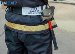 Обшивка потолка полыхала в двухэтажном доме в Волжском