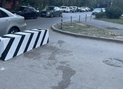 Бетонный блок и вопросы к платежам: жители дома на Александрова, 28 спорят из-за парковки
