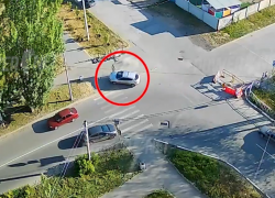 В Волжском легковушка снесла дорожный знак