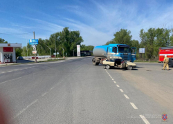 2 человека пострадали в аварии с фурой на трассе под Волжским