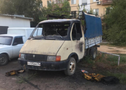 Гори газель, гори и дыни: в Волжском рядом с детской площадкой воспламенилась машина