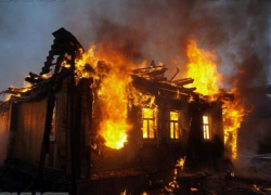 Деревянная хозпостройка вспыхнула в Ленинском районе