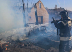 Неделя в Волжском началась с пожара на улице Молодежной