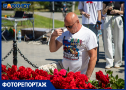 «Никто не забыт»: в Волжском сотни горожан пришли поклониться воинам всех поколений