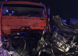 Грузовик «похоронил» под собой легковушку: смертельная авария на трассе «Волгоград-Москва»