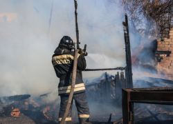 Утро понедельника началось с пожара в СНТ Волжского