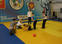 В Волжском прошли занятия физкультурой для детей с ментальными нарушениями