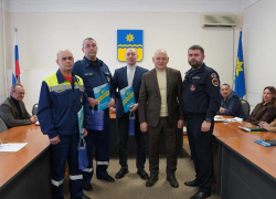 Спасших подростка на тонком льду спасателей наградили в администрации Волжского