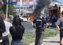 В Волжском у «Добростроя» после столкновения загорелся автомобиль