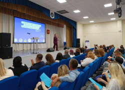 В Волжском впервые собрали родителей на большой городской съезд: чему учили участников