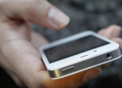 В Волжском селянка украла дорогой мобильник