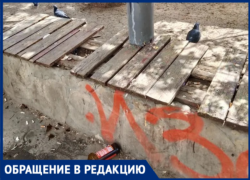 «Это просто позор какой-то»: волжане пожаловались на грязь у остановки в центре города
